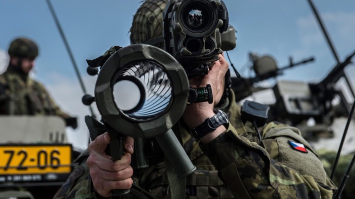 Rüstung: Tschechischer Soldat bei einem Nato-Manöver (Archivaufnahme): Das Land gehört zu den wichtigsten Unterstützern der Ukraine und hat seit Kriegsausbruch Rüstungsgüter für mehr als 1,9 Milliarden Euro geliefert.