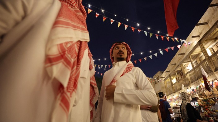 Arabische Welt: "Quelle des verdienten Stolzes": Der Altstadtmarkt in Katars Kapitale Doha schmückt sich während der Fußballweltmeisterschaft mit Flaggen der Teilnehmerstaaten.