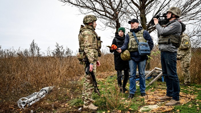 Ukraine: Journalisten des ukrainischen Privatsenders ICTV interviewen einen ukrainischen Soldaten in der Nähe von Saporischije.