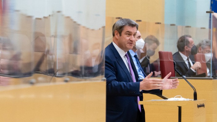 Landtag: Im März dieses Jahres, noch umrahmt von Plexiglasscheiben, stand Ministerpräsident Markus Söder im Plenarsaal des bayerischen Landtages und gab seine bislang letzte Regierungserklärung ab.