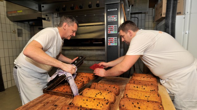 Ausgezeichnete Bäckereien: Christoph Benedikter (links) und Michal Przepioro bei der Arbeit in der Andechser Bäckerei.