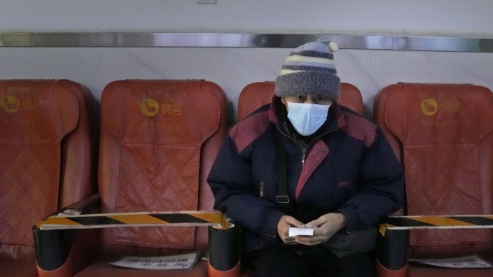 China: Ein Einwohner wartet am Donnerstag in einer Pekinger Klinik auf Behandlung.