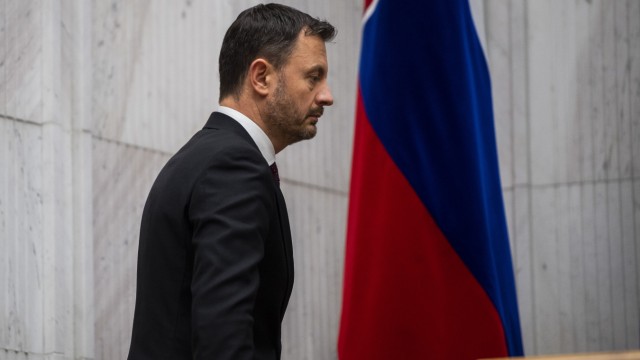 Neue Koalition gefordert: Der slowakische Premierminister Eduard Heger verlässt den Saal vor der Vertrauensabstimmung im Parlament in Bratislava.