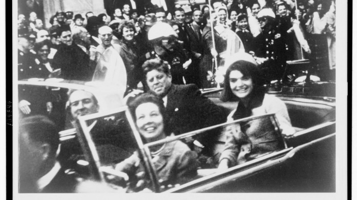 USA: John F. Kennedy mit seiner Frau Jackie in Dallas kurz vor dem Mord