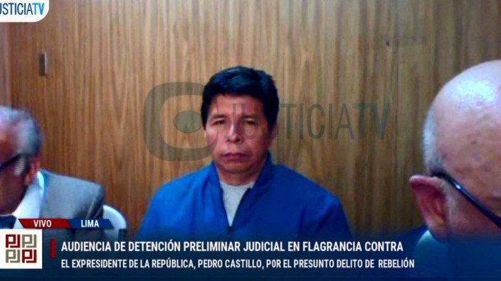 Krise: Dieser Screenshot aus einem vom peruanischen Fernsehsender Justicia TV ausgestrahlten Video zeigt den ehemaligen peruanischen Präsidenten Pedro Castillo bei der Anhörung zu seinem Haftantritt.