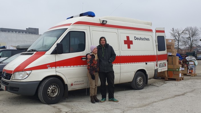 Ukraine-Hilfe: Zwei Menschen - ein Plan: Die deutsch-ukrainische Kulturmanagerin Tanja Ehrlein aus Nürnberg und Rüdiger Linhof von "Sportfreunde Stiller" organisieren Hilfsgüter für die Ukraine. Linhof hat sie mit einem ausrangierten Krankenwagen nach Lwiw gebracht.