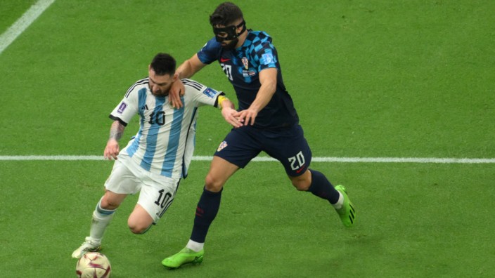Olivier Guez' "Lob des Dribbelns": Die neoliberale Reinkarnation Diego Maradonas: Messi auf dem Weg zum 3:0 gegen Kroatien im Halbfinale der Weltmeisterschaft in Katar.