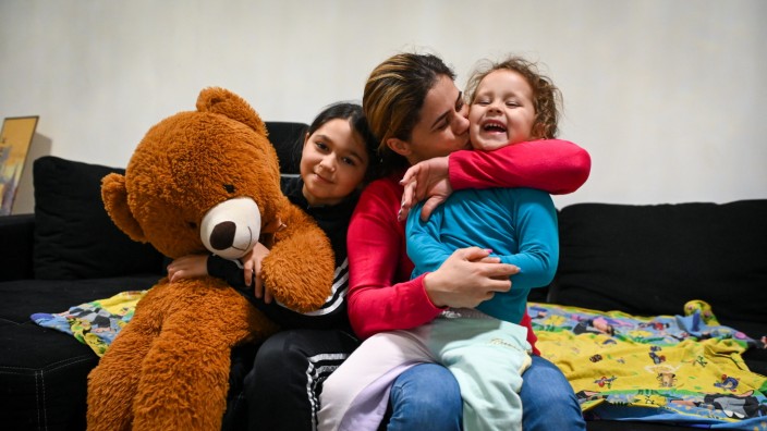 SZ-Adventskalender: Zusammen ist es am schönsten: Maria P. mit ihren Kindern und dem Teddybär.