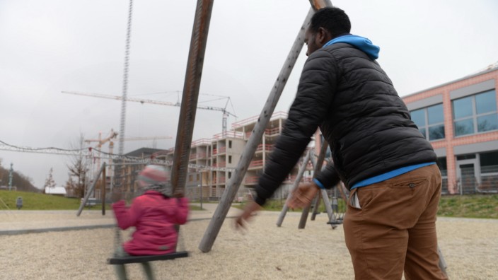 SZ-Adventskalender: Flug im Freien: Nuur A. nutzt jede freie Minute, um mit seiner Tochter zu spielen - wie hier auf dem Spielplatz der Wohnanlage in Neuaubing/Freiham.