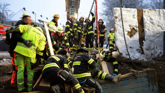 U-Bahn-Baustelle in Laim: Dramatische Rettungsaktion: Die Feuerwehr rückt mit einem Großaufgebot zur Bergung des verschütteten Bauarbeiters an.