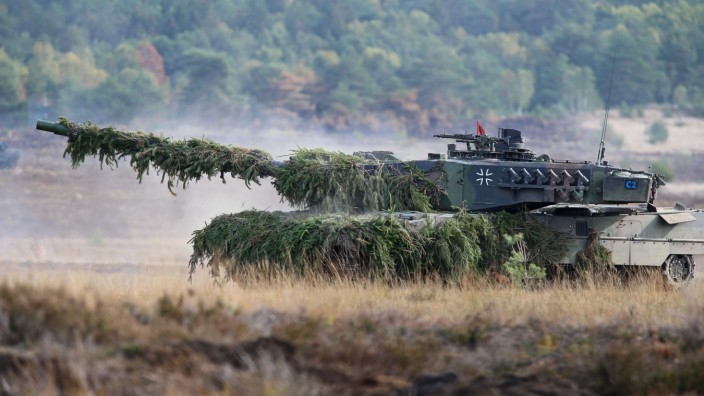 Waffenlieferungen: Die paar, die noch da sind, werden gebraucht: Kampfpanzer "Leopard 2" auf dem Truppenübungsplatz Bergen bei einer Gefechtsvorführung.