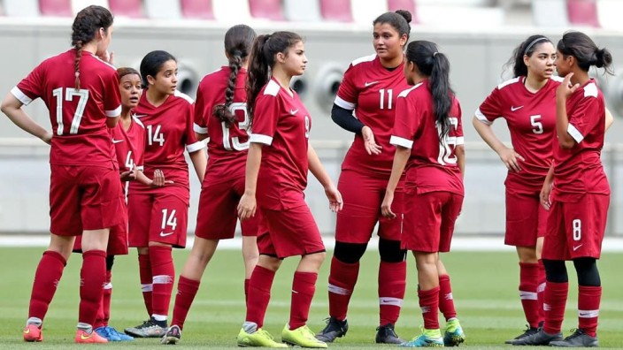 Frauen-Nationalteam im Wüstenstaat: Katarische Fußballerinnen um Hajer Saleh (Nr. 11) bei einem Testspiel gegen Afghanistan 2021.