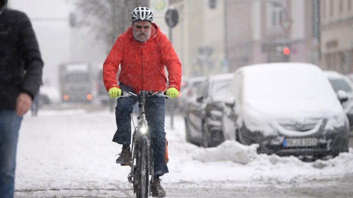 Wintereinbruch in München: Fahrradfahrer haben es derzeit auf den verschneiten Radwegen schwer.