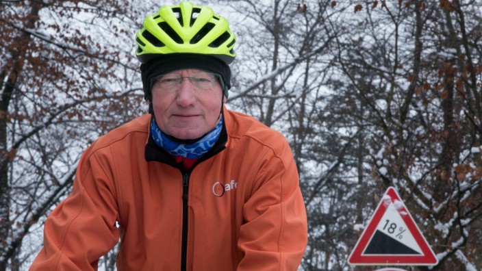 Radfahren im Winter: Selbst der Straßlacher Mühlberg mit 18 Prozent Steigung ist für Harmut Schüler vom ADFC im Winter kein Problem.
