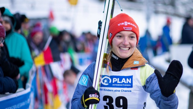 Skispringen: Die Freude mag für einen Moment verflogen sein: Katarina Althaus hatte einen fulminanten Start in die Skisprungsaison.