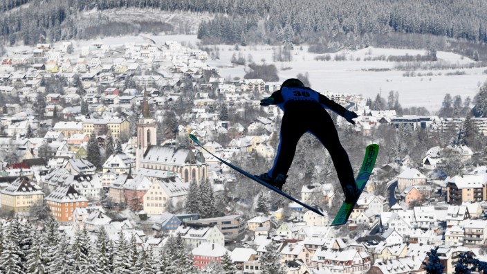 Skispringen: Im Schatten: Wenn es zum Jahreshöhepunkt kommt, sind die Skispringerinnen (hier die Slowenin Nika Kriznar in Titisee-Neustadt) weiter außen vor.