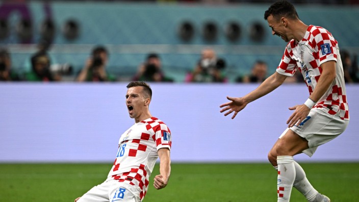 Fußball-WM in Katar: Moment des Jubels: Kroatiens Torschütze Mislav Orsic (l.)