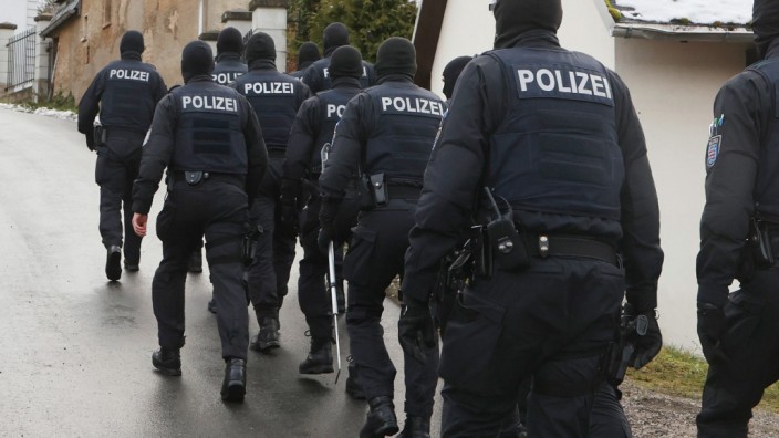 Bayerisches Innenministerium: Polizisten bei der Groß-Razzia gegen sogenannte Reichsbürger am 7. Dezember, hier auf dem Weg zum Jagdschloss Waidmannsheil in Thüringen.