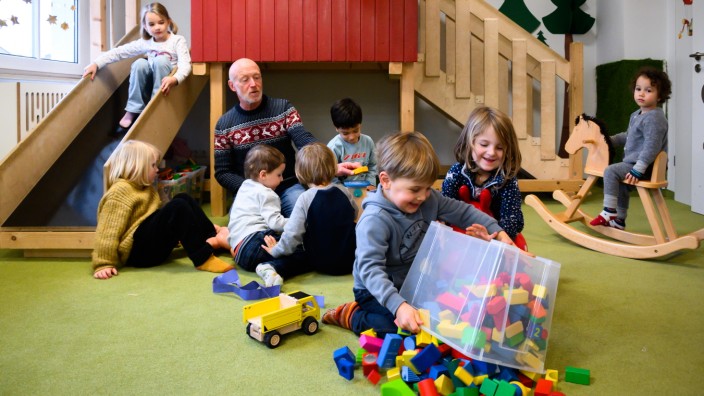 Neuhauser Kindertagesstätte: Die Hirschgarten-Zwerge - hier mit den Pädagogischen Leiter Jens Hopfe - müssen im nächsten Jahr ihre Räume verlassen.