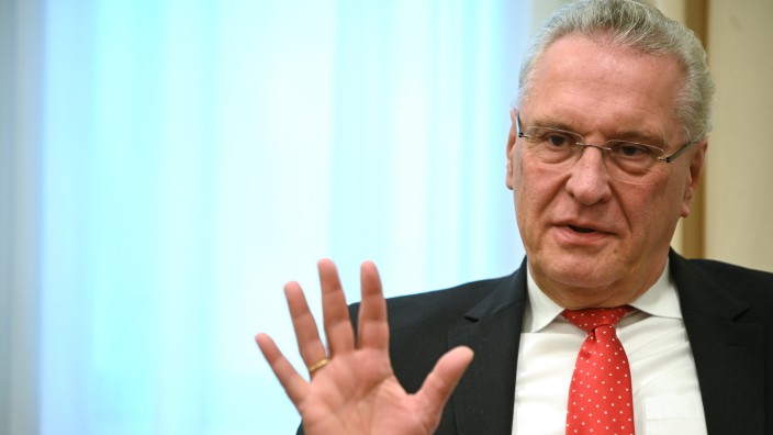 Bayerns Innenminister Herrmann: Joachim Herrmann, Bayerischer Staatsminister des Inneren: "Es ist Aufgabe der Polizei, Straftaten zu verhindern."