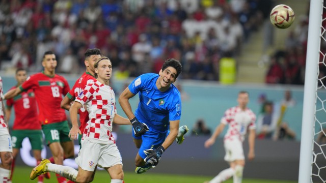 Kroatien bei der WM in Katar: Ein Kunstwerk unter den WM-Toren: Marokkos Torwart Yassine Bounou (blaues Shirt) kann den Schuss von Mislav Orsic (rechts) nicht abfangen.