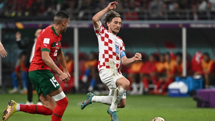 Kroatien bei der WM in Katar: Weltklasse auf die unaufgeregte Art: Luka Modric kommt Marokkos Selim Amallah zuvor.