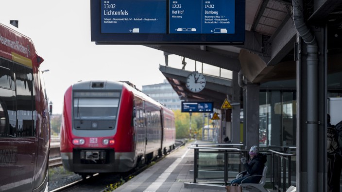 Verkehrspolitik: In Bayern fahren auf der sogenannten Franken-Sachsen-Magistrale immer noch Dieselloks, doch eine Elektrifizierung der Strecke könnte doch noch eine Chance bekommen.