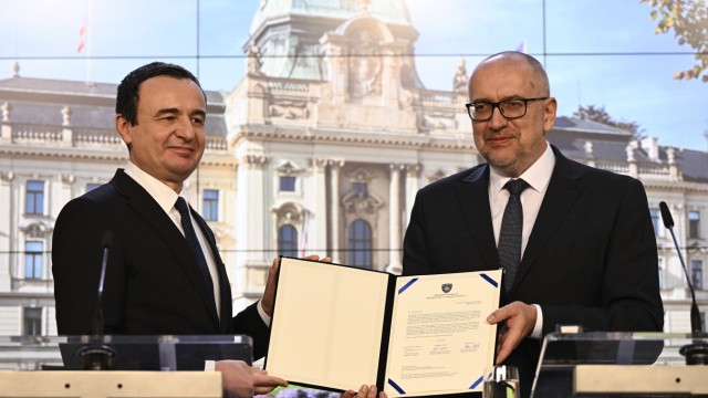 Tschechische EU-Ratspräsidentschaft endet: Der kosovarische Premier Albin Kurti (l.) überreicht dem tschechischen Europaminister Mikuláš Bek in Prag den Antrag auf den EU-Beitritt von Kosovo.