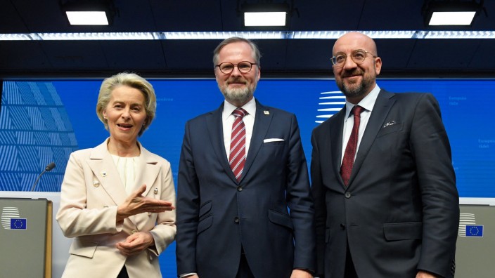 Tschechische EU-Ratspräsidentschaft endet: Erfolgreich überstanden: Tschechiens Premier Petr Fiala (M.) traf zum Abschluss der tschechischen Ratspräsidentschaft in Brüssel noch mal Kommissionspräsidentin Ursula von der Leyen und Ratspräsident Charles Michel.