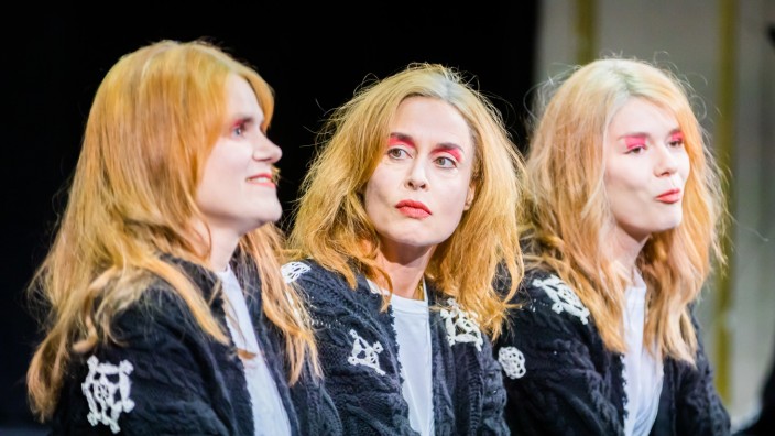 Uraufführung Elfriede Jelinek: Elfriede Jelineks drei Stellvertreterinnen in "Angabe der Person" (von links): Fritzi Haberlandt, Susanne Wolff und Linn Reusse.
