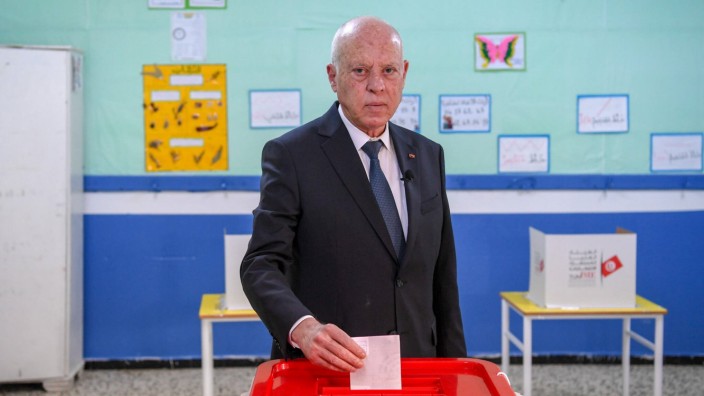 Tunesien: Präsident Kais Saied bei der Stimmabgabe in einem Wahllokal in der Nähe von Tunis.