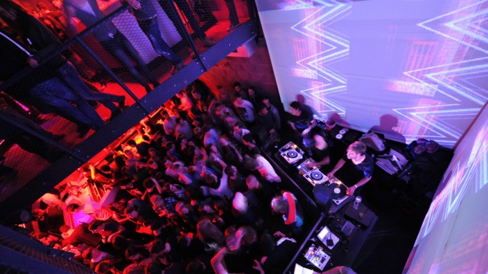 DJ-Kultur in München: Die Tanzfläche und die Galerie im Münchner Elektro-Club Harry Klein sind wieder gut gefüllt.