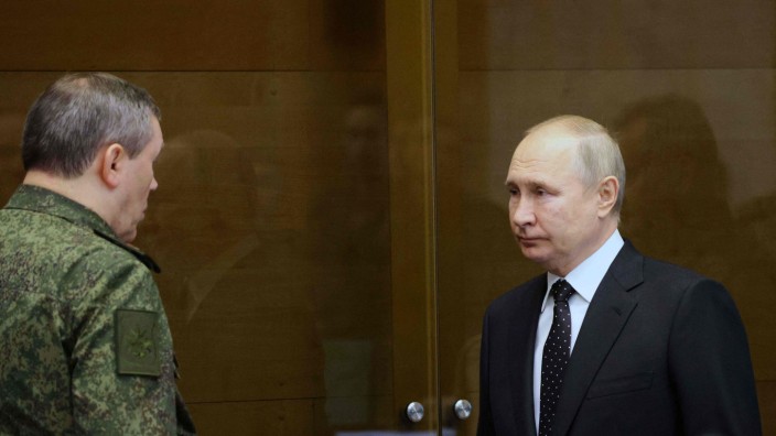 Krieg in der Ukraine: Treffen an einem geheimen Ort: Russlands Präsident Wladimir Putin (rechts) und sein Generalstabchef Walerij Gerassimow.