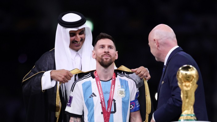 Schwarzes Gewand: Scheich Tamim bin Hamad Al Thani (li.) legt Lionel Messi den Bischt um, ein traditionelles arabisches Gewand für Feierlichkeiten.