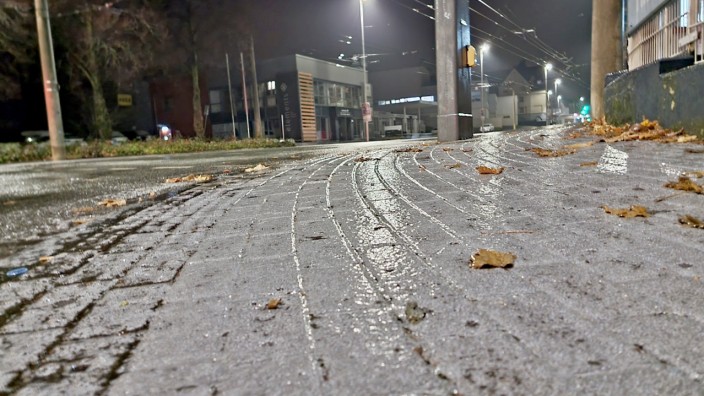 Kälte: Weil Regen auf dem kalten Boden schnell gefriert, sind die Straßen in Deutschland vielerorts spiegelglatt, so wie hier im nordrhein-westfälischen Solingen.