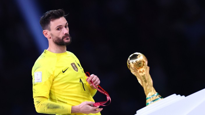 Pressestimmen zum WM-Endspiel: Nur gucken ist erlaubt: Frankreichs Torwart Hugo Lloris geht traurig am Weltmeisterpokal vorbei.