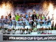 WM-Finale 2022: Lionel Messi reckt den Pokal in die Höhe