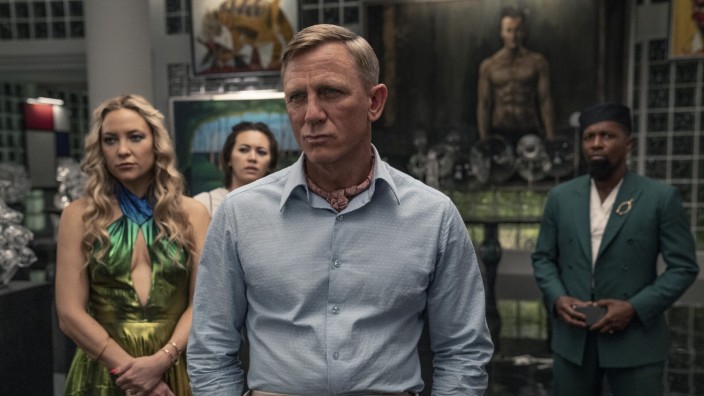 "Glass Onion" bei Netflix: Wenn es um Sex, Geld und Eitelkeit geht, führt das natürlich zu einer Leiche: Privatdetektiv Benoit Blanc (Daniel Craig) will den Mörder finden.