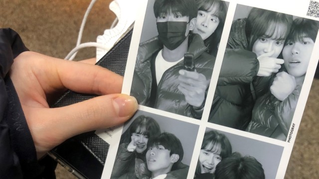 Selfie-Studios in Südkorea: Song Seo-young und ihr Freund Han Seung-won fotografieren sich in Schwarz-Weiß.