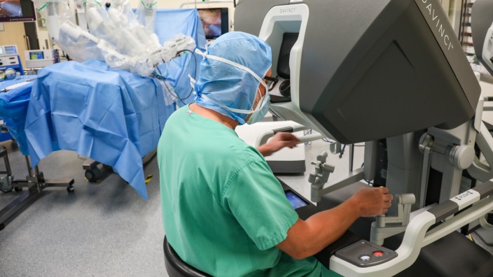 Medizinische Therapie: Für Operationen setzt die moderne Medizin zunehmend auf technische Hilfsmittel wie Roboter, wie im Dachauer Krankenhaus.