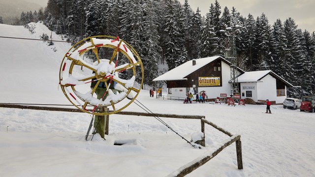 Skifahren im Landkreis: Künstliche Beschneiung ist bei den Ötzliften nicht drin.