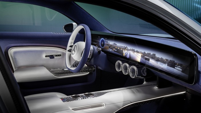 Erweiterte Realität im Auto: Brett vor der Brust: In der Mercedes-Studie EQXX erstreckt sich ein nahtloses Display über 47,5 Zoll von einer Tür zur anderen.