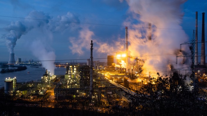 Europäische Union: Thyssenkrupp-Stahlwerk in Duisburg: Die Industrie ist besonders betroffen von der Verschärfung des Emissionshandels.