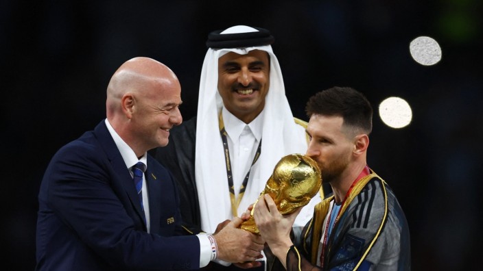 Finale der Fußball-WM: Der Fifa Emir, der Emir und der Weltmeister (von links).