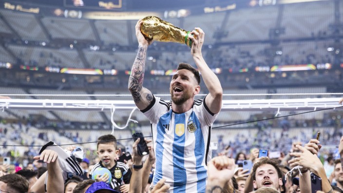 Argentiniens WM-Triumph: Lionel Messi im Augenblick der Apotheose, zum Himmel gehoben von einer ganzen Nation.