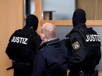 Nach Geiselnahme im Gefängnis: Halle-Attentäter Stephan B. „vorübergehend“ jetzt in Augsburg