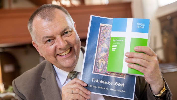 Lichtenau: Pfarrer Claus Ebeling ist stolz auf den ersten ausgedruckten Entwurf seiner Mundart-Bibel auf Fränkisch. Noch aber ist sie nicht so umfangreich wie eine herkömmliche Bibel.