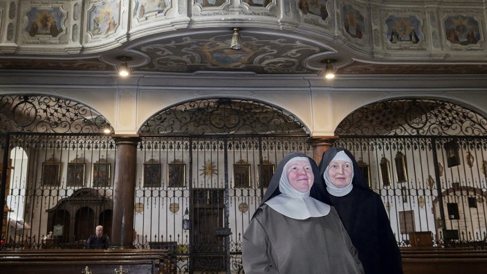 Spende der Paul und Katrin-Basiner-Stiftung: Die Schwestern Benedict (links) und Faustina begutachten die Sanierung.