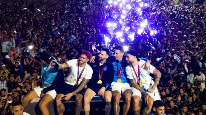 Argentiniens Empfang: Ein Moment, der festgehalten werden muss: Argentiniens Weltmeister um Lionel Messi werden in der Heimat frenetisch empfangen.