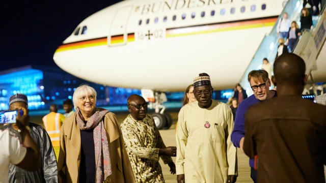 Raubkunst: Claudia Roth, Staatsministerin für Kultur und Medien, begleitete Baerbock nach Abuja.